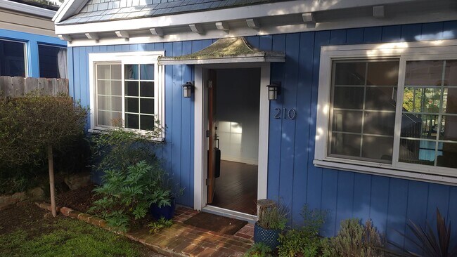 Building Photo - Gorgeous Petite Single Family House with b...