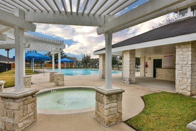 Foto del edificio - 1907 Wooded Acres Dr