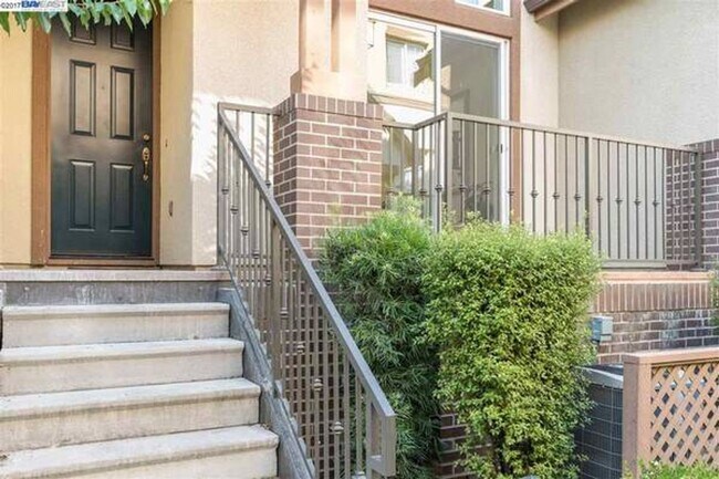 Foto del edificio - $3,490 / GORGEOUS  3 BEDROOM MODEL TOWN HO...