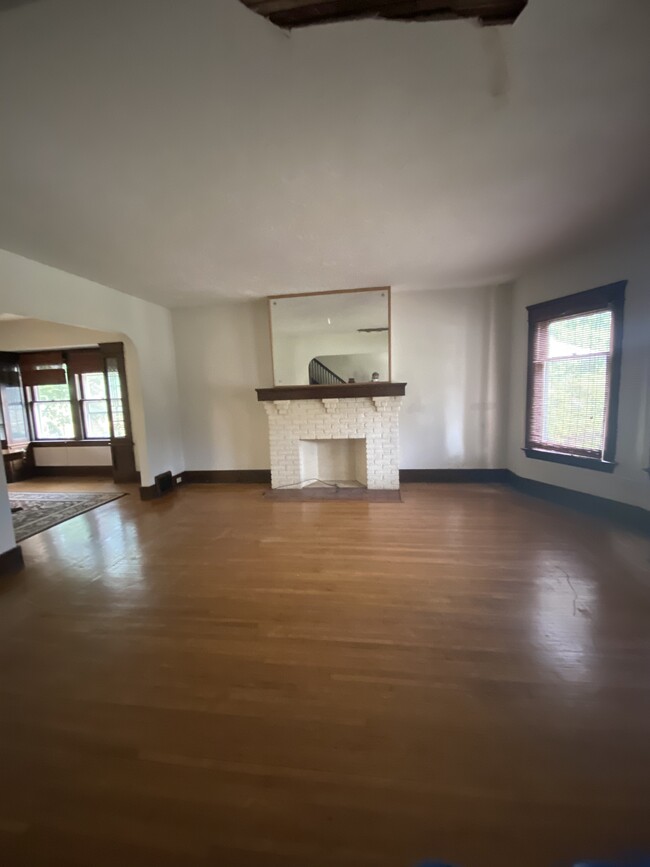Huge LivingRoom 20x14 - 15518 Clifton Blvd