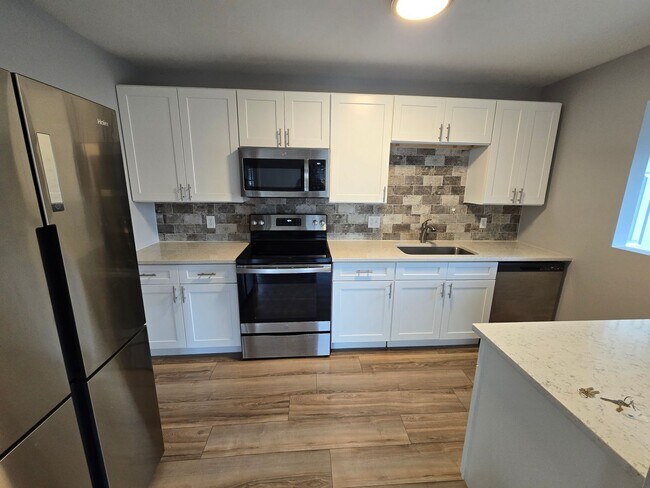 Building Photo - Updated 3-Bedroom Townhome Available For R...