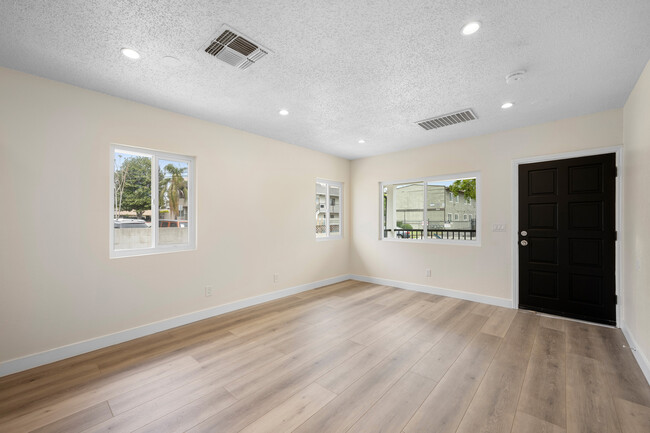 Foto del edificio - 6107 Hazelhurst Pl