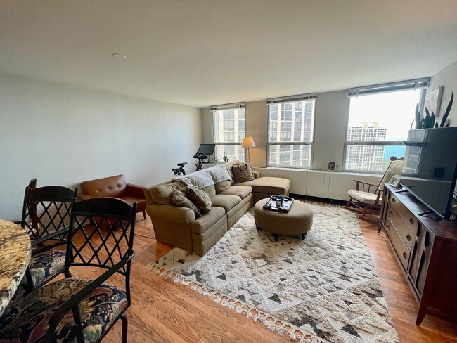 Foto del edificio - 2626 N Lakeview Ave