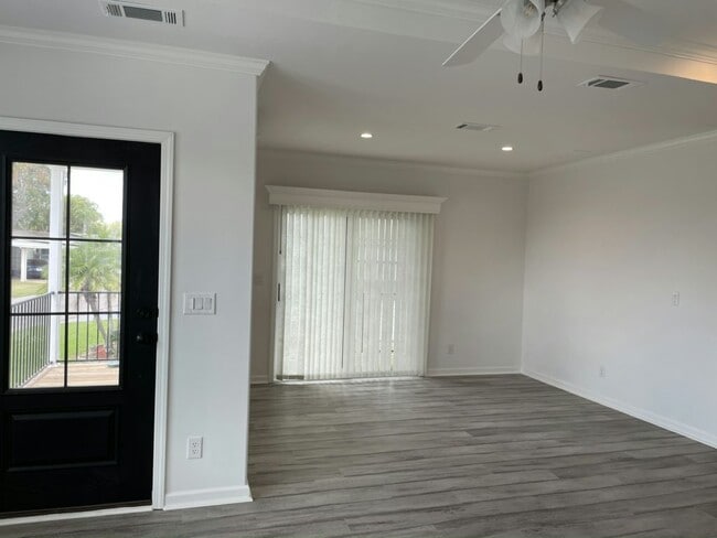 Building Photo - 107 Country Club Dr