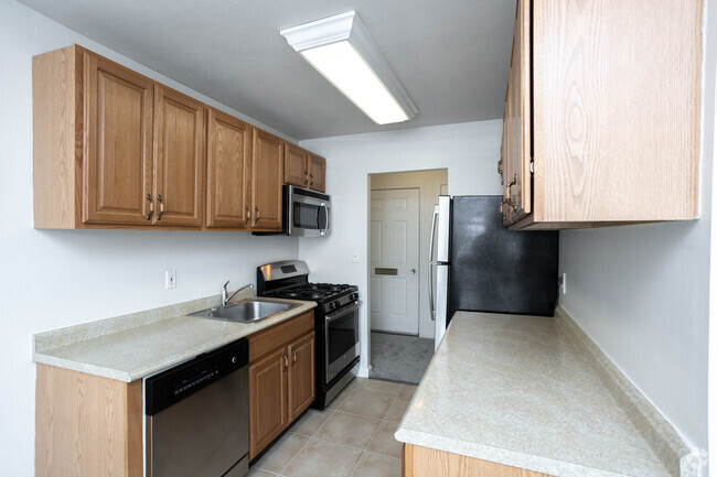 1BR,1BA - 864SF - Kitchen - Heatherwood House at Patchogue