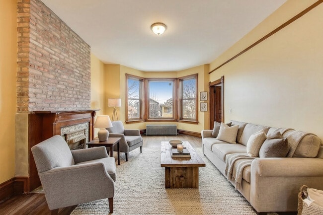 Building Photo - 3351 S Union Ave