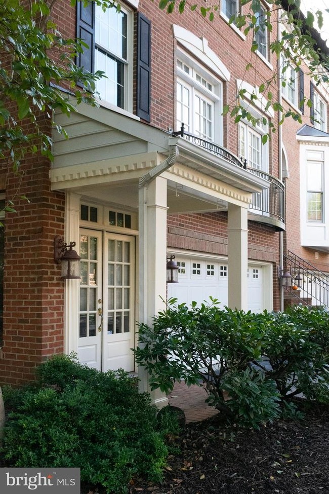 Building Photo - 3089 McKinnon Way