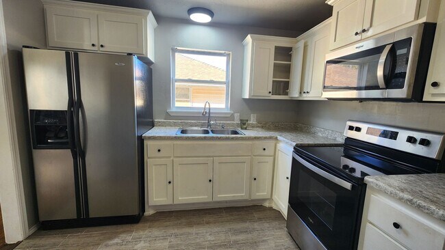 Building Photo - Yukon Rental