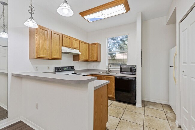 Foto del edificio - Close to UF Two Story Townhouse