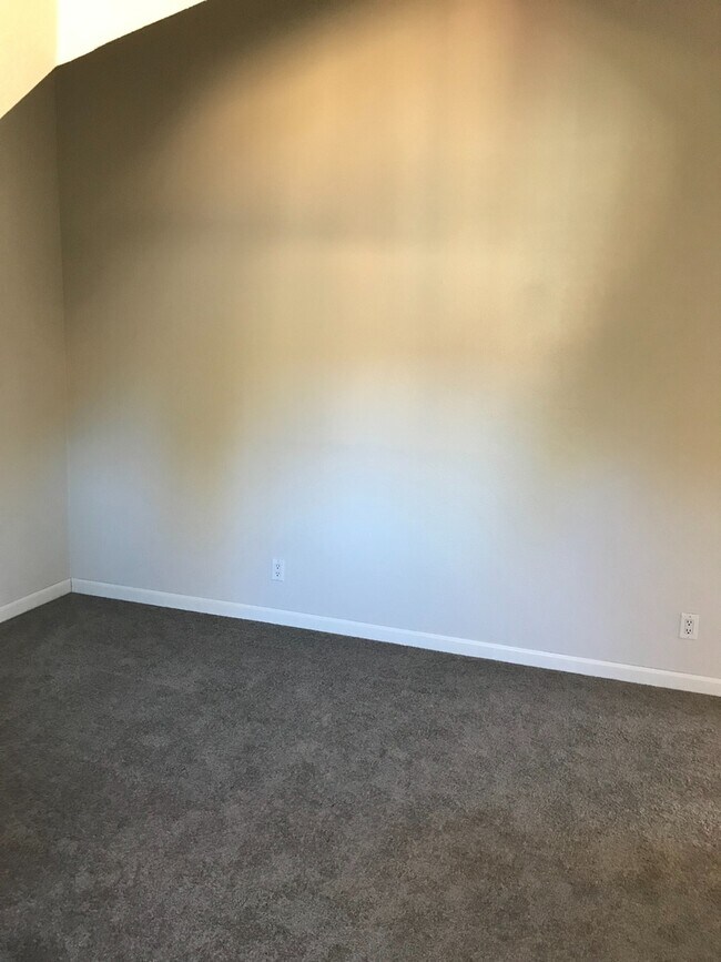 Building Photo - Upper unit in SW Bend Close to Old Mill an...