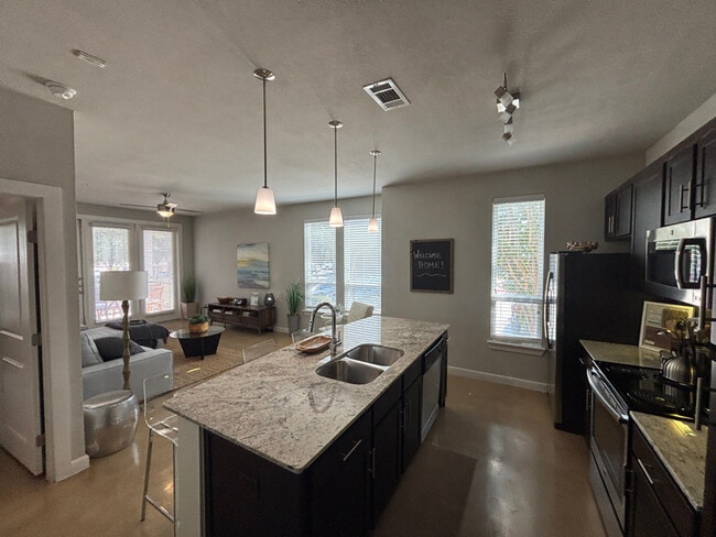 Building Photo - 4300 Cromwell Dr