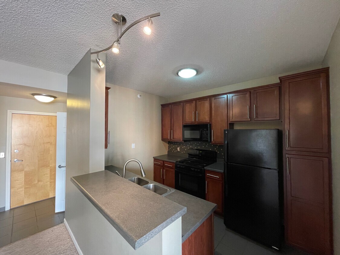 Primary Photo - 2566 Ellis Ave