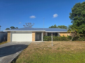 Building Photo - 427 SE Galleon Ln