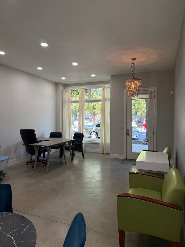 Foto del edificio - Rare Live/Work or Residential Opportunity in the Heart of North Oak Park!