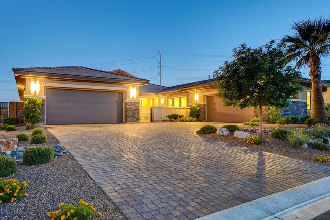 Foto del edificio - Luxury Multigenerational Estate with Resort-Style Living in a Private Gated Enclave!
