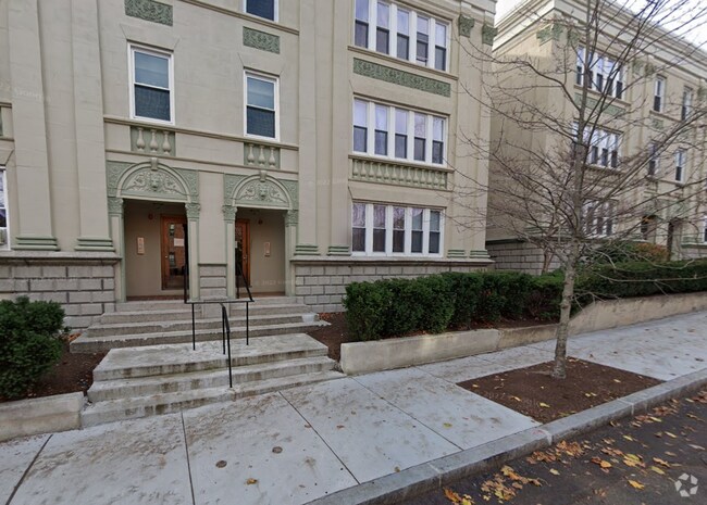 Building Photo - 72 Egmont St