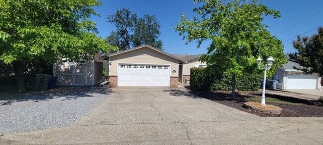 Building Photo - Charming 3 Bedroom, 2 Bath Home with Mount...