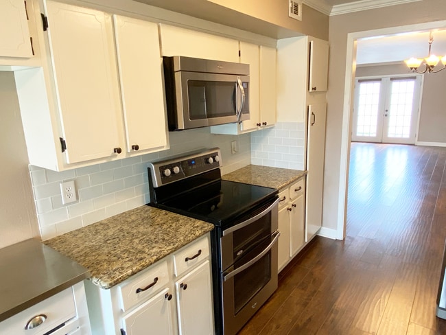 Building Photo - 6375 Ivanhoe Ln