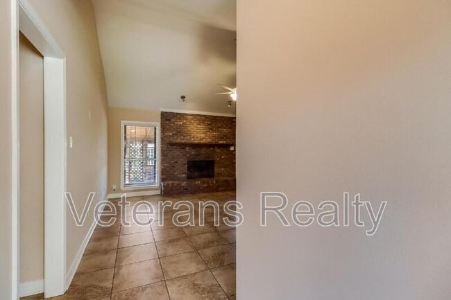 Building Photo - 2135 Baywood Dr