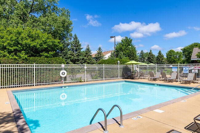 Acogedora zona de piscina al aire libre - Avana Maple Grove