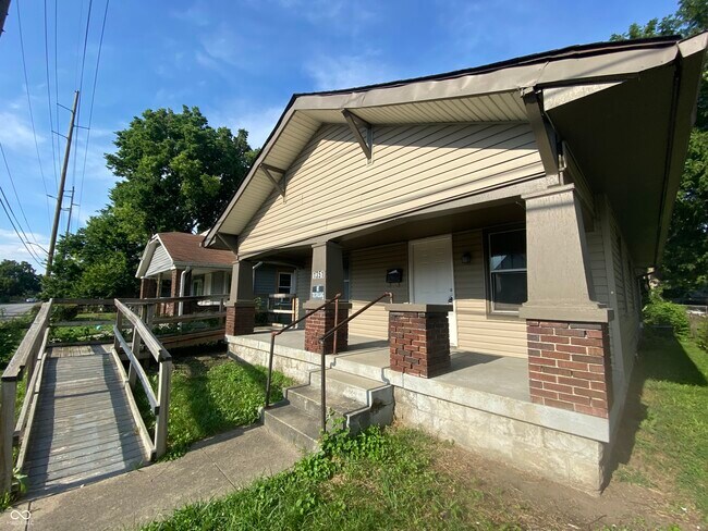Foto del edificio - 1351 S Belmont Ave