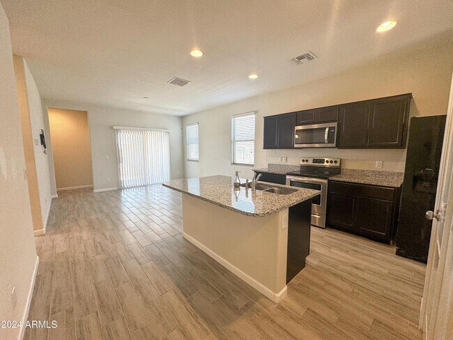 Foto del edificio - 17134 N Rosemont St
