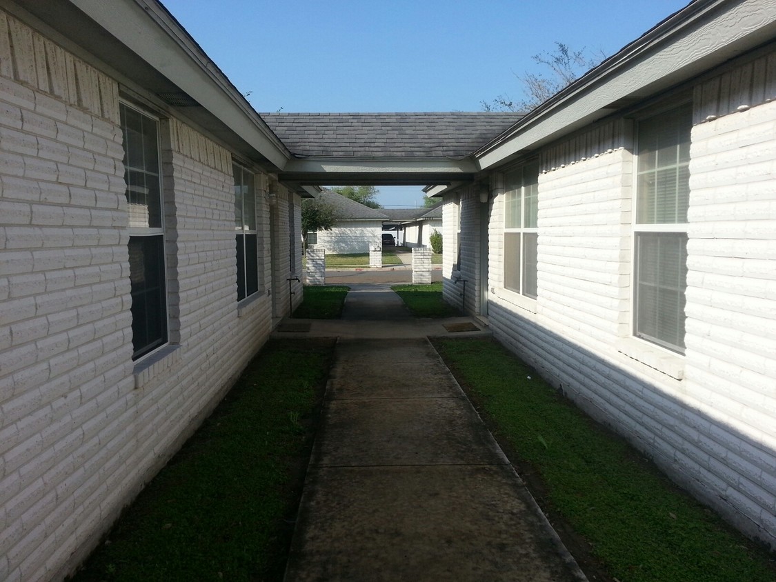 Hallway to entrance - 1702 Tierra Dulce Dr