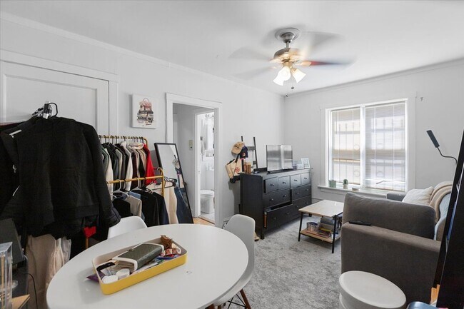 Foto del edificio - 656 W Oakdale Ave