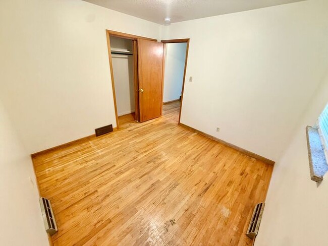 Building Photo - Spacious 3 Bedroom, 1.5 Bathroom Home in G...