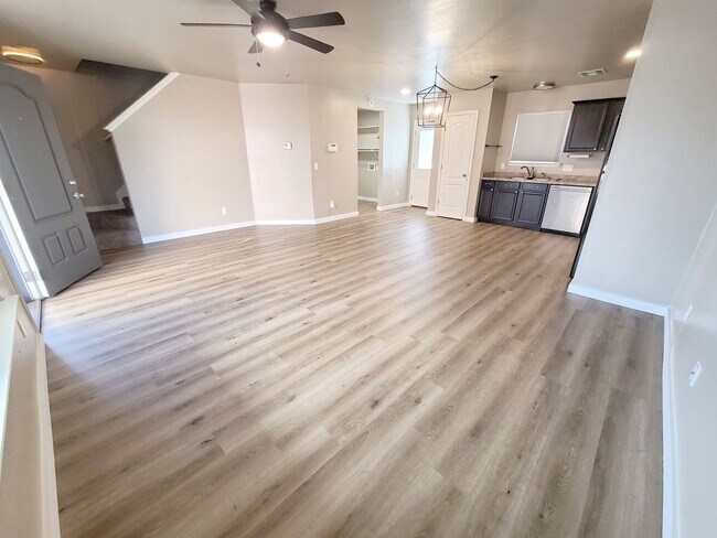 Foto del edificio - Newer Home w/ Great Space