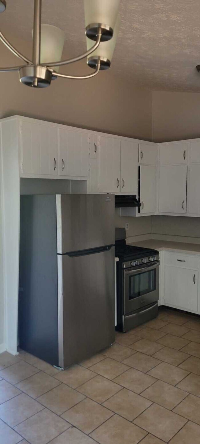 Foto del edificio - Three Bedroom Split Level Home/Unfinished ...