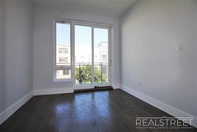 Building Photo - Luxury 2 BR in Bushwick with Balcony & Roo...
