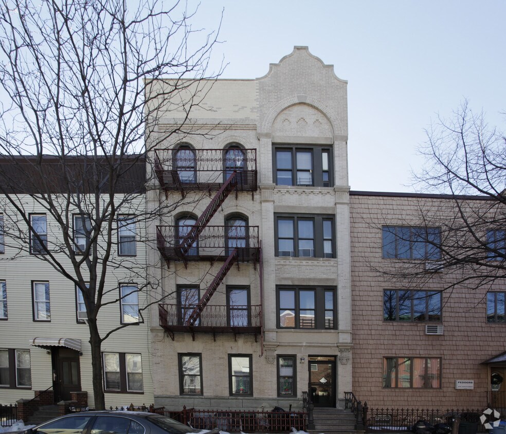 Building Photo - 168 India St
