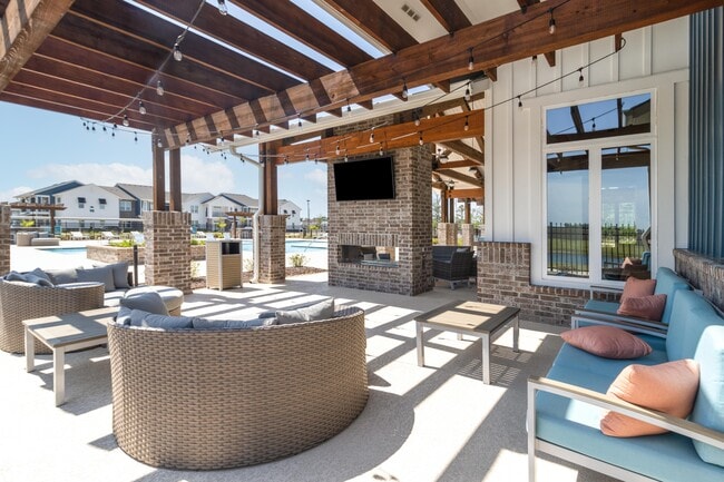 Building Photo - The Oasis at Southpark