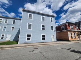 Building Photo - 10 Cedar St