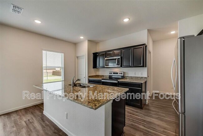 Foto del edificio - 713 Peach Tree Ln