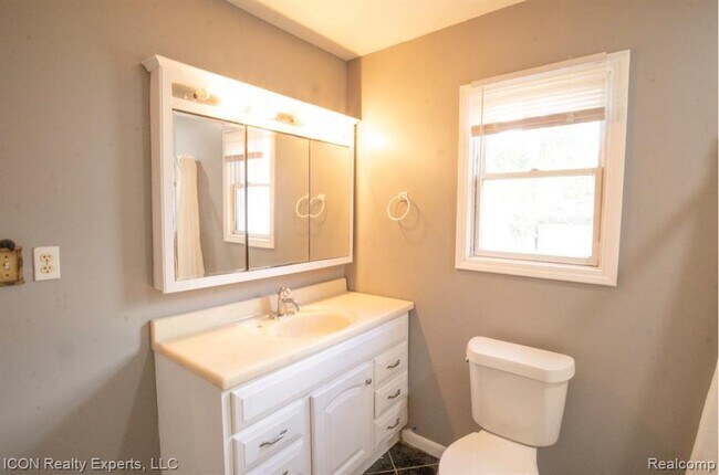 Building Photo - 743 Hollister St