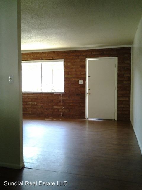 Building Photo - 1000 S Dorsey Ln