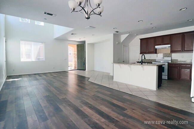 Building Photo - Spacious & luxurious 4 bedroom and 2.5 bat...