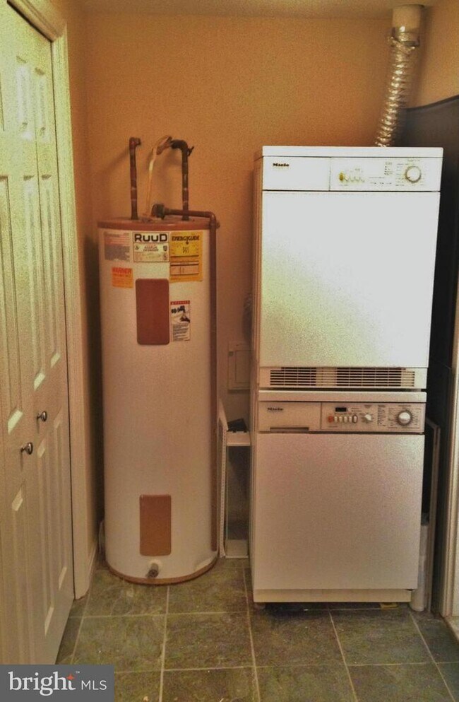 6642 Hillandale Rd Unit 51A, Bethesda, MD 20815 Condo for Rent in