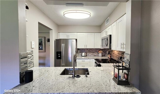 Building Photo - Spacious 2/2 in East Deerfield Beach! Grea...