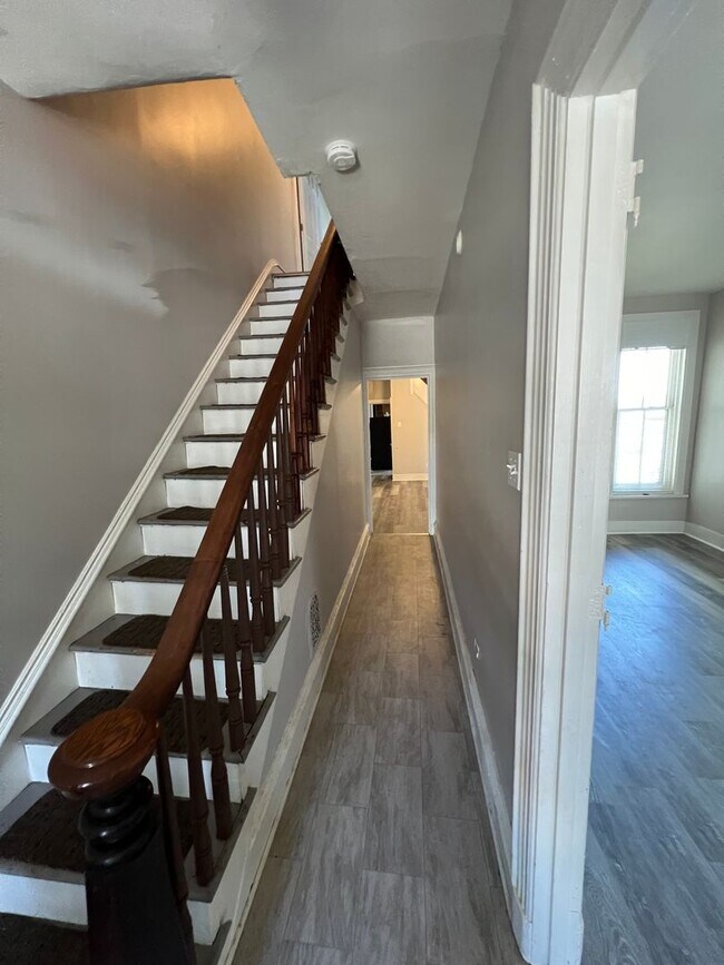 Building Photo - 4 Bedroom, 1 Bathroom home in Columbia!