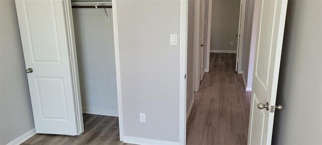 Building Photo - 6042 Carpenters Cove Ln