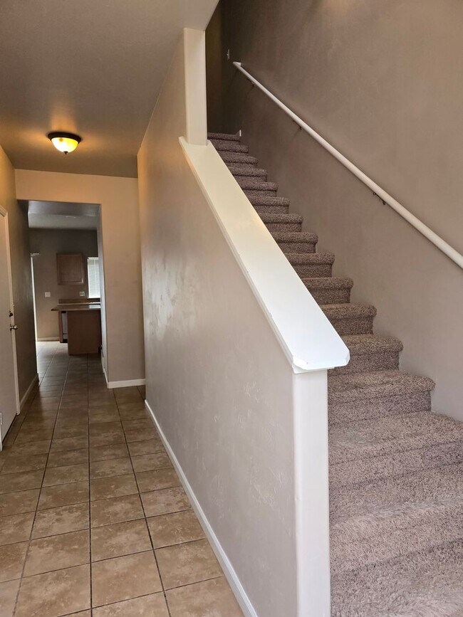 Foto del edificio - Eastside3 Bed 2.5 Bath Townhouse w/ Garage