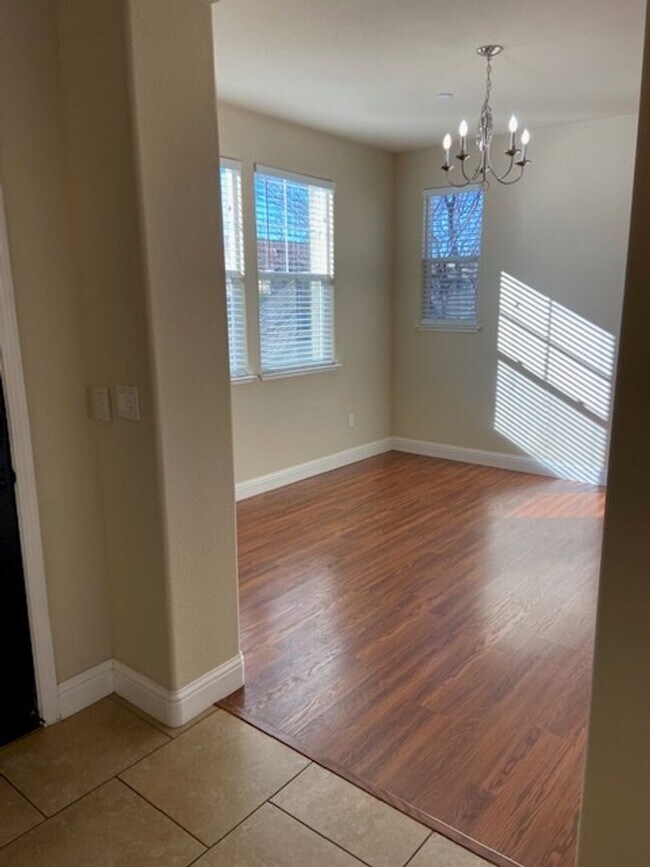 Building Photo - Beautiful 3 Bedroom Home