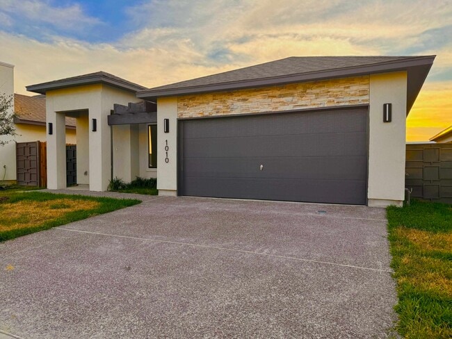Building Photo - 1012 amezquita Dr