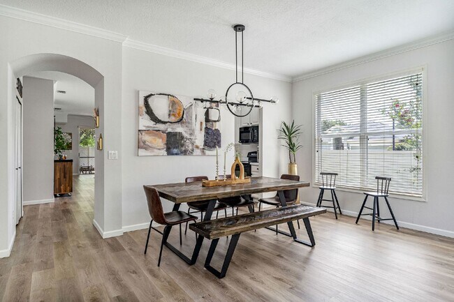 Foto del edificio - Charming 4-Bedroom Home with 2 Full Baths ...