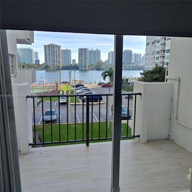 Foto del edificio - 2750 NE 183rd St