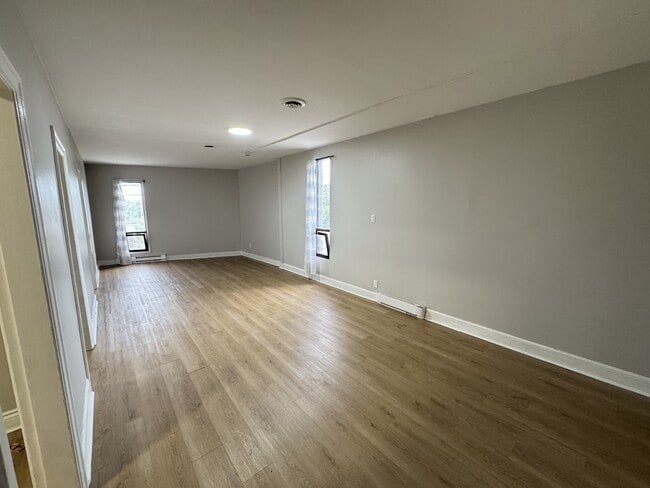 Building Photo - 400 Lutz St