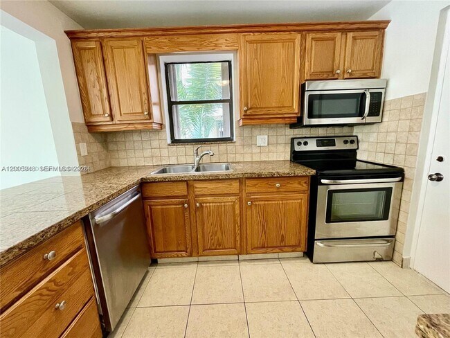 Building Photo - 2320 S Cypress Bend Dr